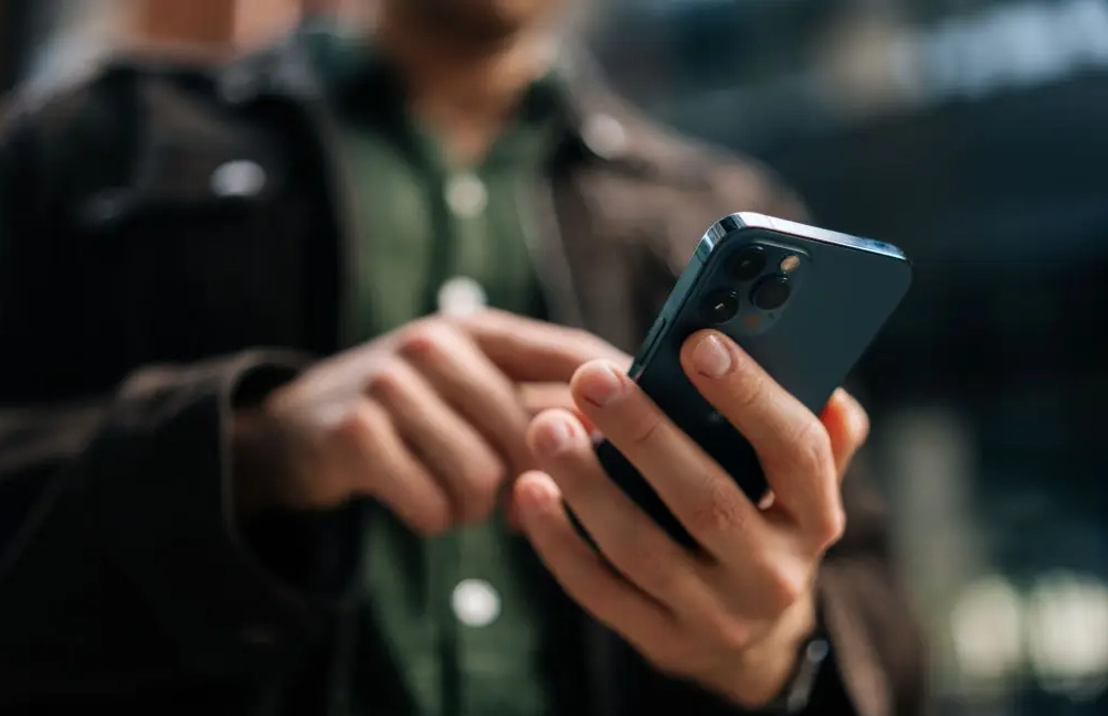 Tether guided family support huddle on a mobile phone